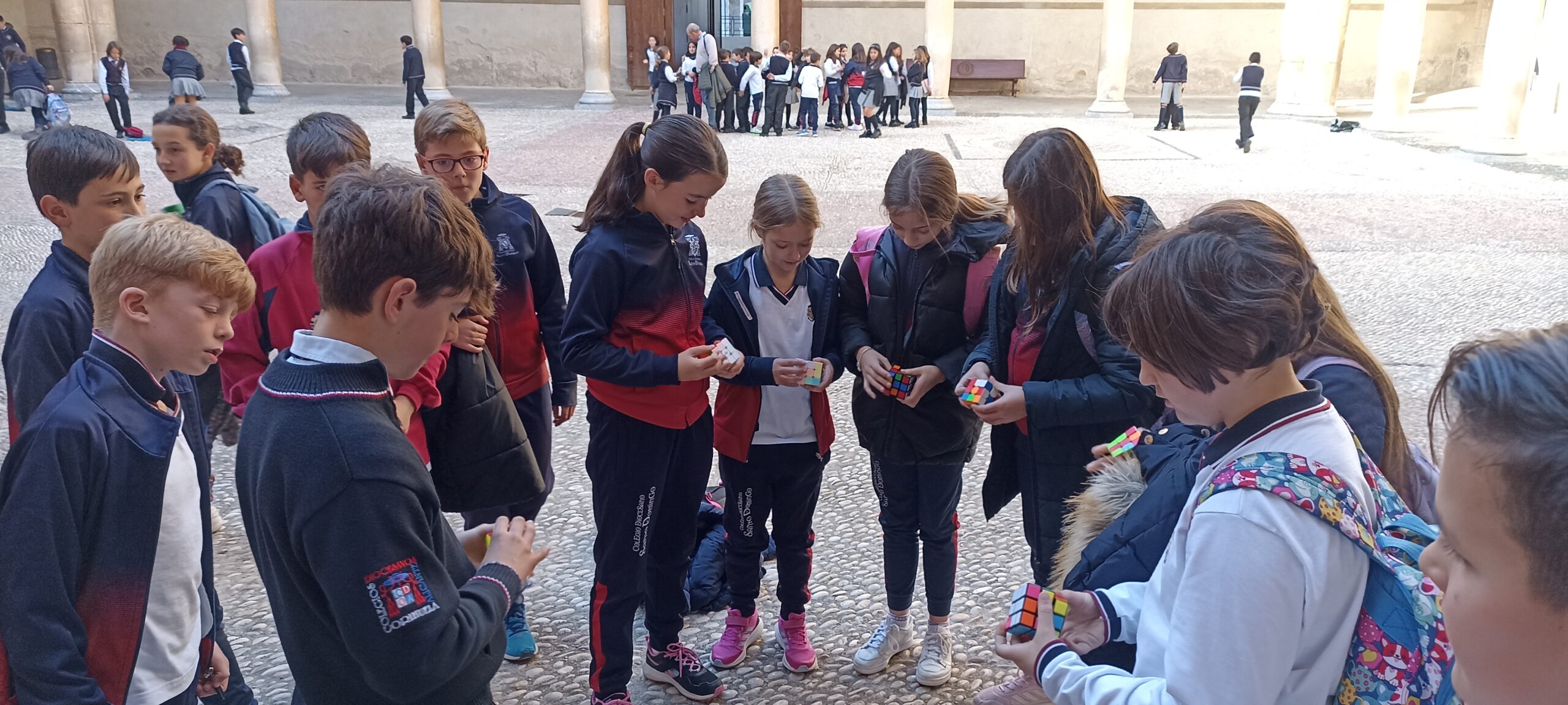 LOS CUBOS DE RUBIK INVADEN EL COLEGIO